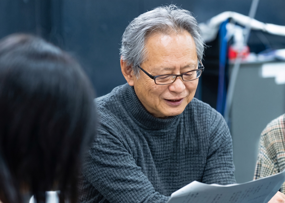 台本の読み合わせを学生とプロが行なっている様子