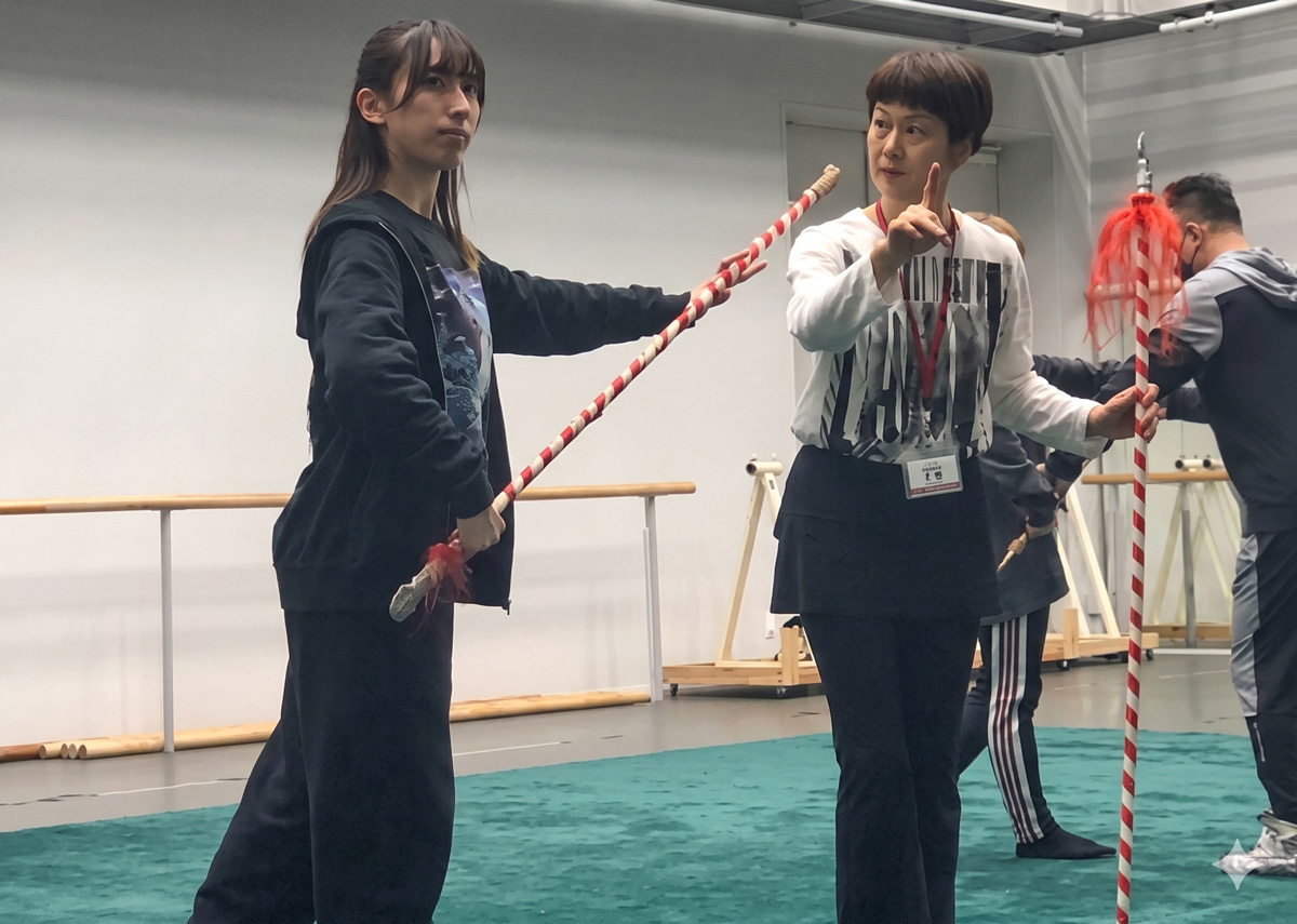 学生がプロから丁寧に指導を受けている様子