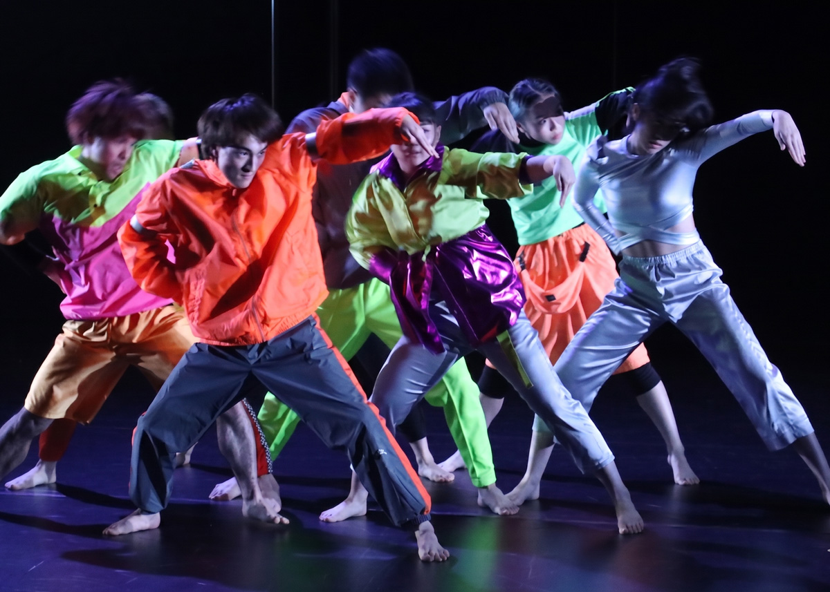 学生たちがダンスを踊っている様子