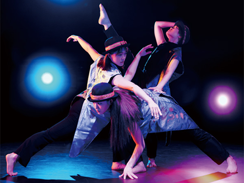 舞台で学生がダンスを踊っている様子