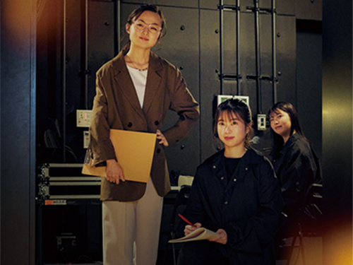 学生が笑顔で整列している様子