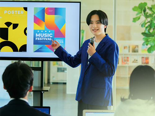 学生がプレゼンテーションを行なっている様子