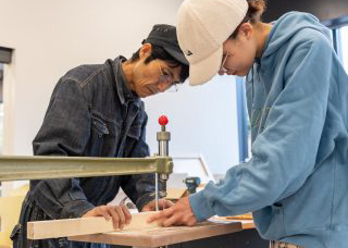 学生と教員が実技を行なっている様子