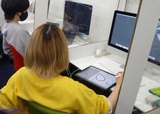 学生がPCを使って作業している様子