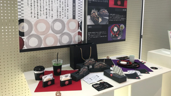 学生の作品を展示している様子