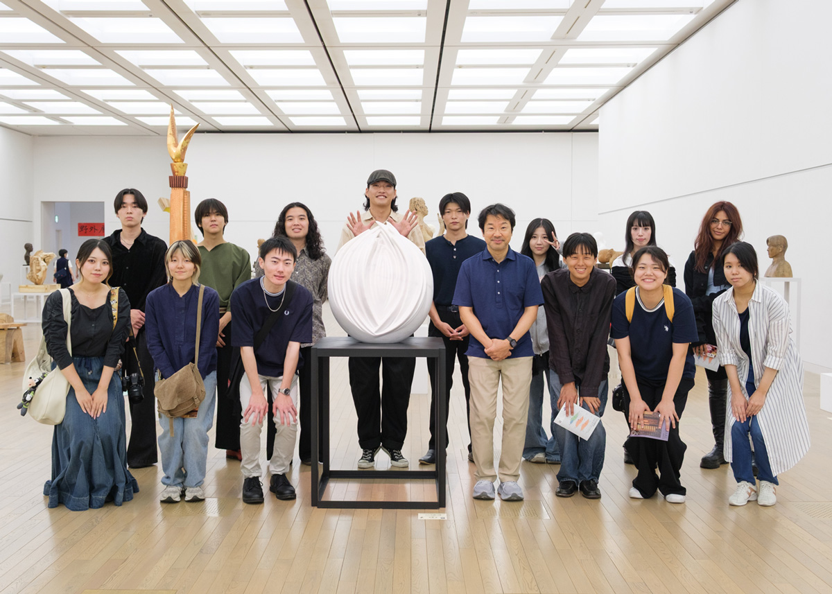 国立新美術館「新制作展」での学生の集合写真