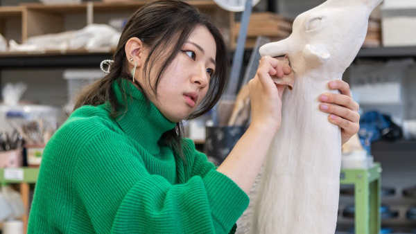 学生が作品を製作している様子