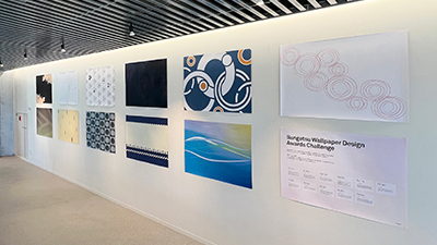 学生による作品が展示されている様子