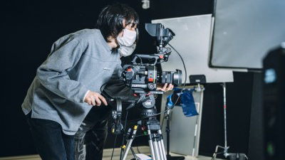 学生が機材を使って撮影している様子