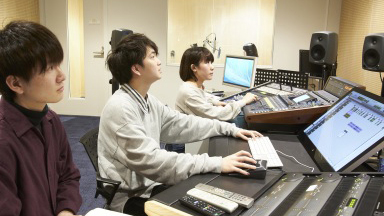学生が機材を使って作業している様子