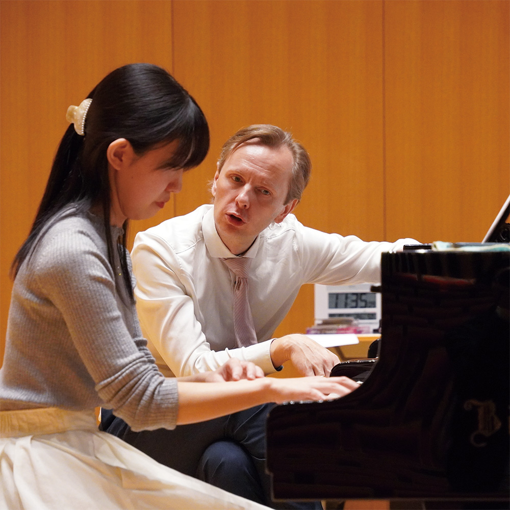 音楽専修の学生がピアノを弾く様子