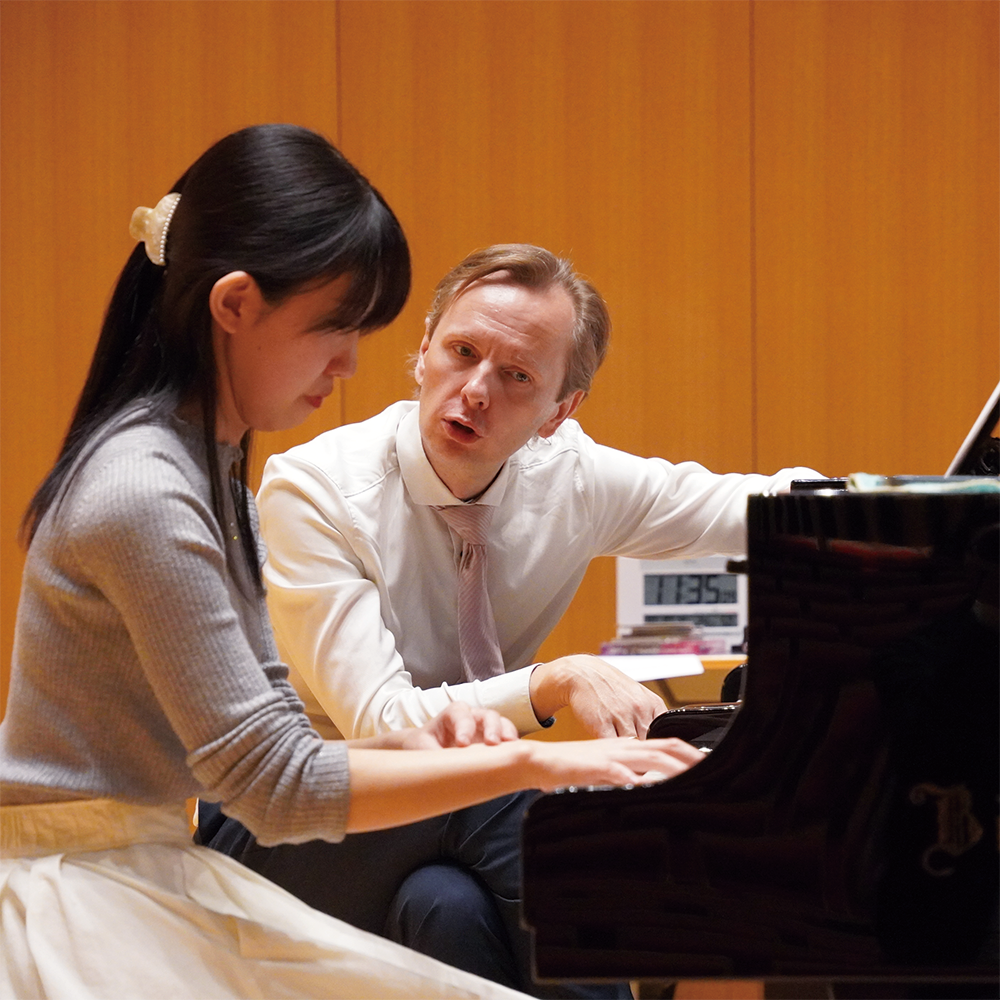 音楽専修の学生がピアノを弾く様子