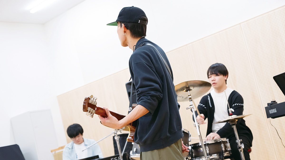 学生が楽器を演奏している様子