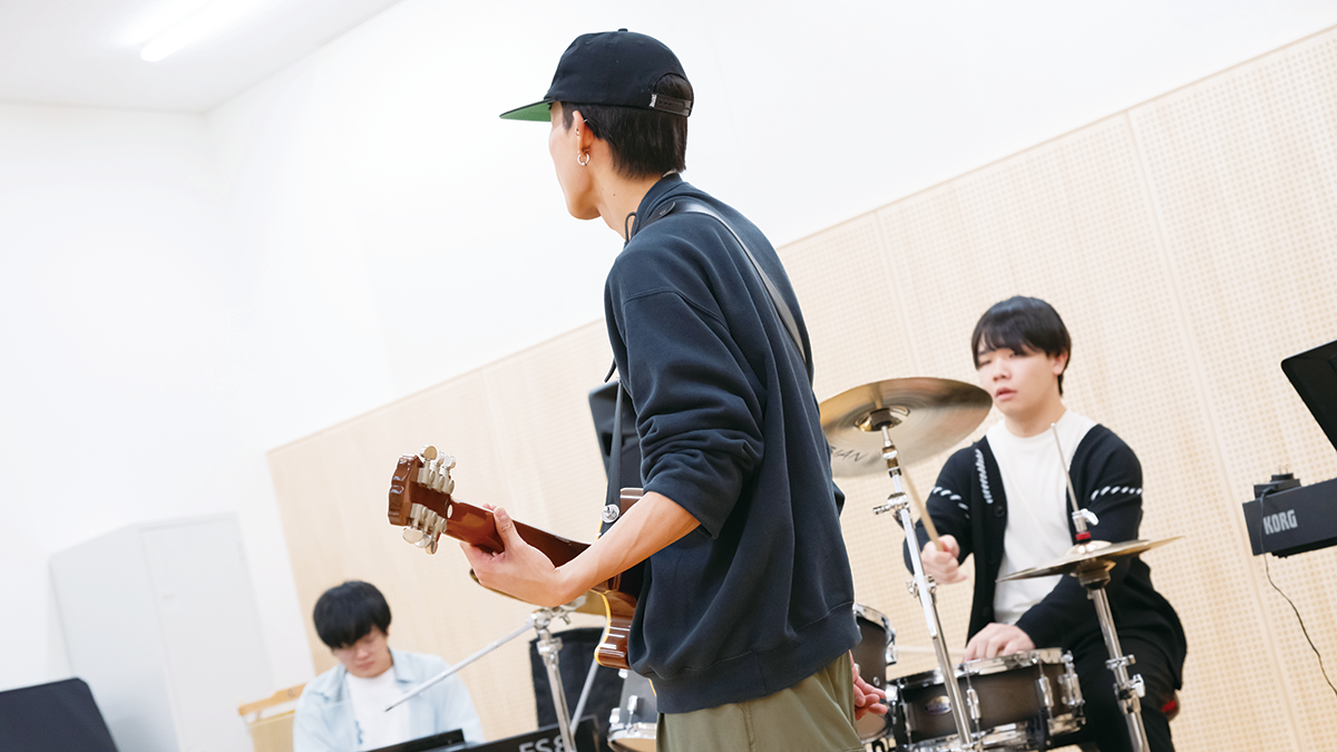 学生が楽器を演奏している様子