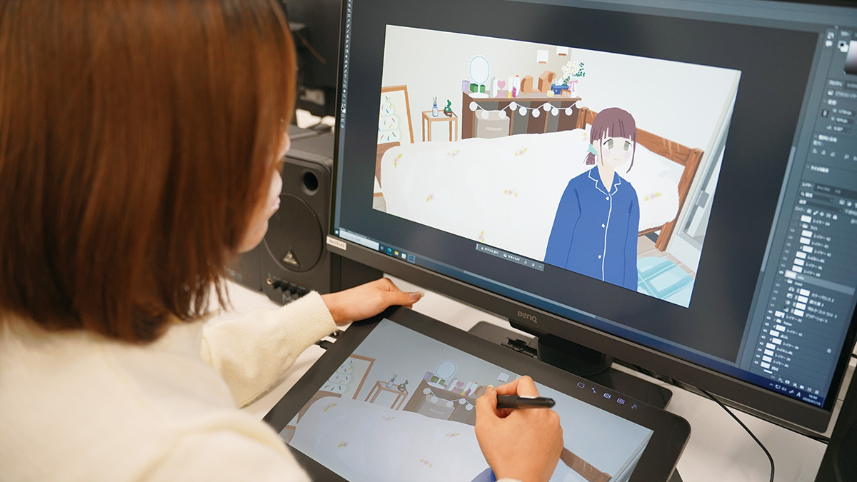 学生がタブレットで絵を描いている様子