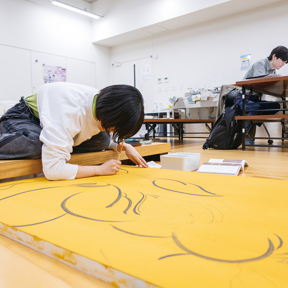 ビジュアル・アーツ専修の学生が絵を描いている様子