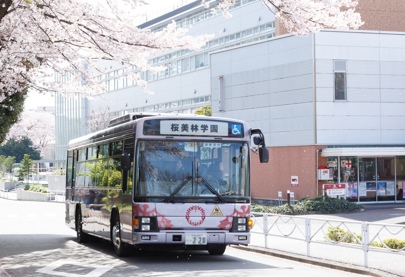 桜美林学園と淵野辺駅を結ぶバスの外観