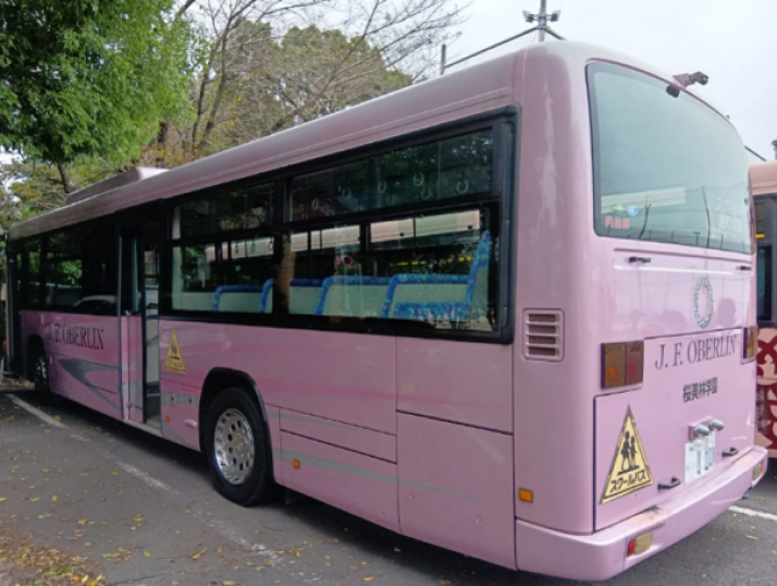 桜美林学園行きバスの後ろ斜めからの外観