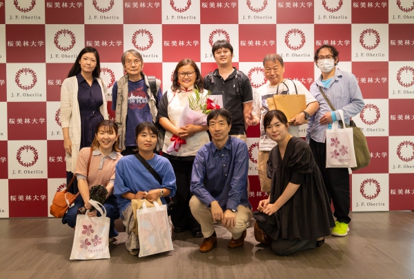 上映会での集合写真
