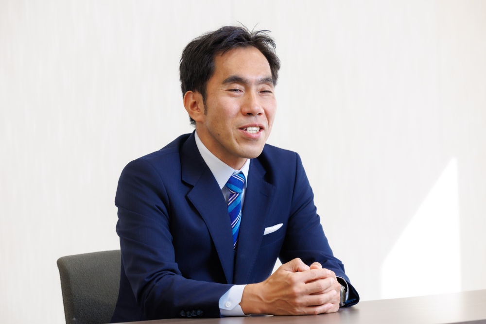 西山先生が笑顔で話している様子