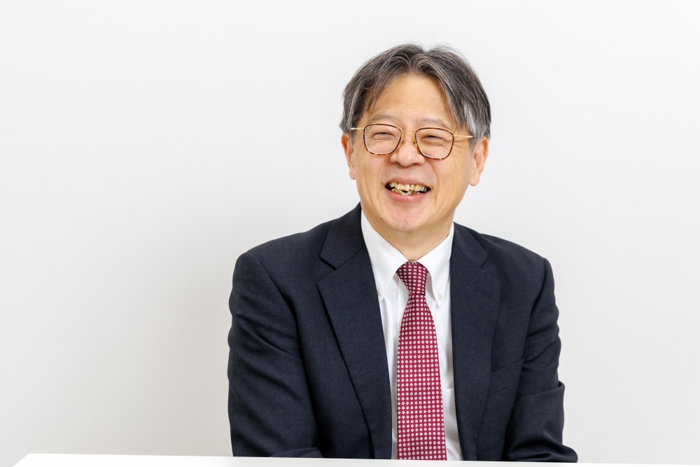 北田学群長が笑顔で対談に応じている様子