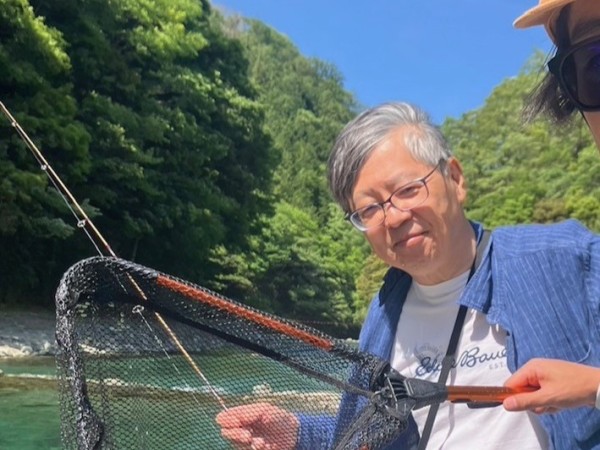 北田学群長がマス釣りを楽しむ様子