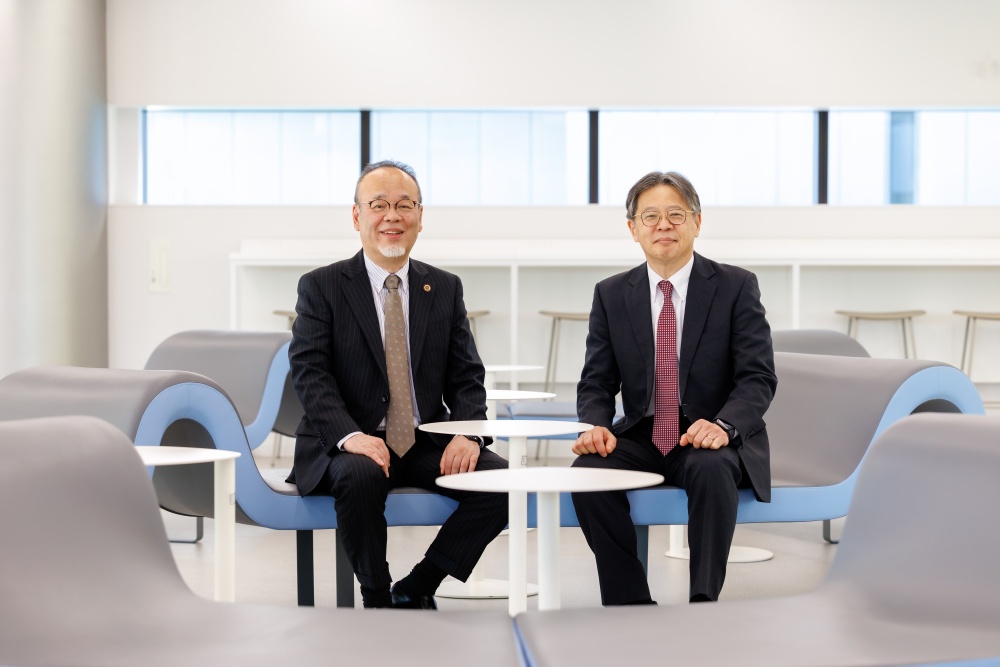 畑山学長と北田学群長が並んで写っている写真