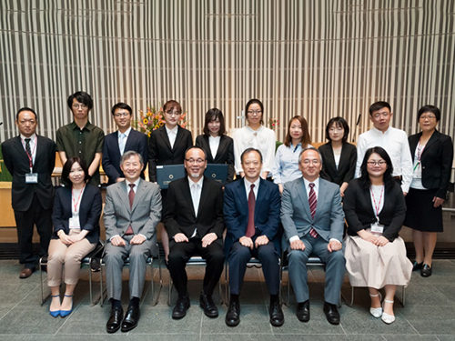 学長、別科長、先生方、職員と 修了生の集合写真