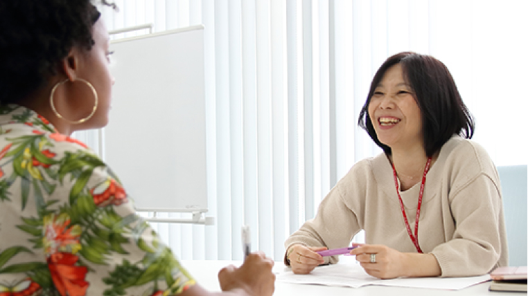 職員が海外の学生に進学指導を行なっている様子