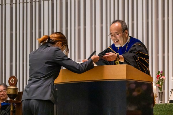 別科生代表が畑山先生から修了証書を授与されている様子