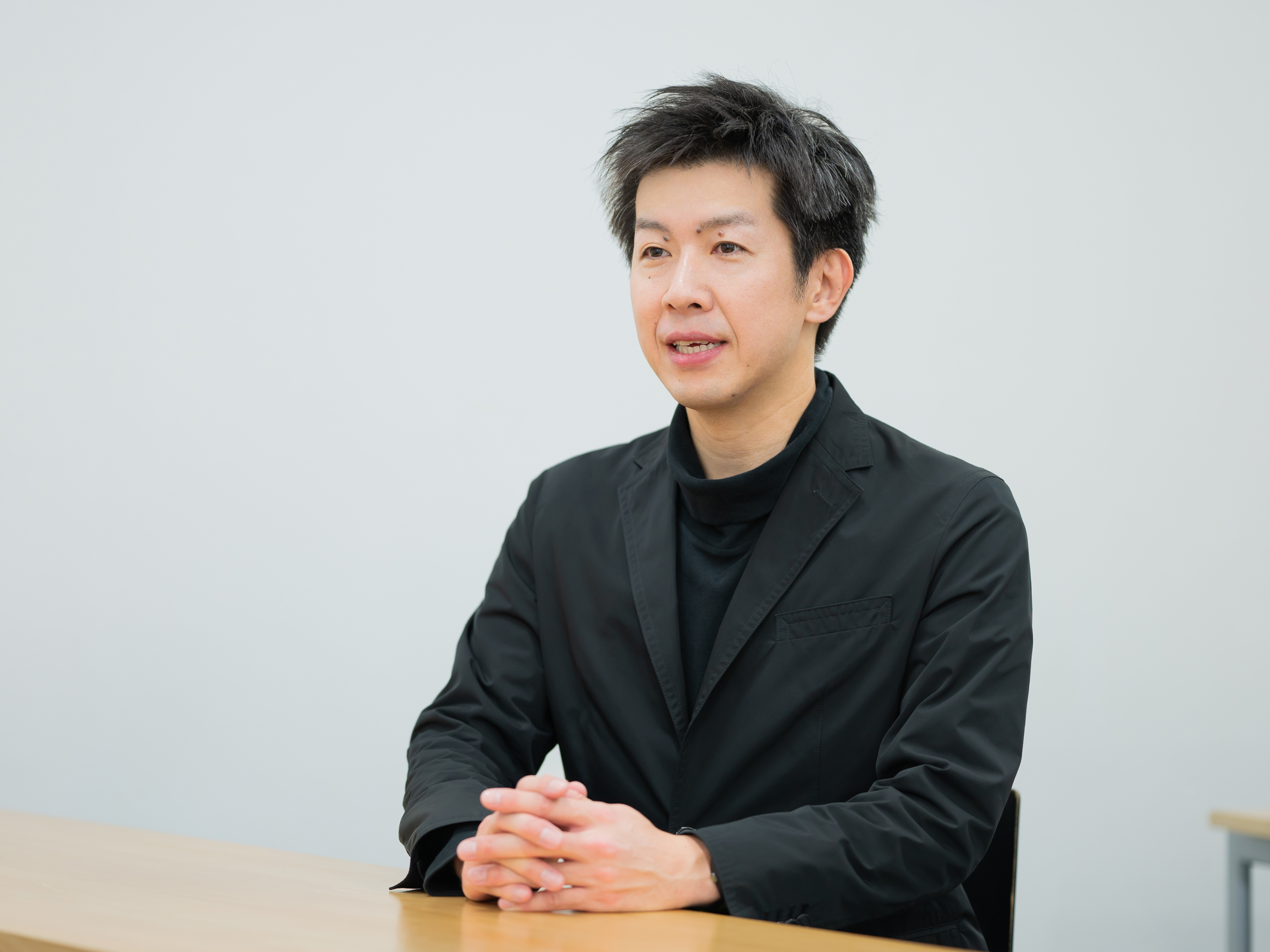 耒代誠仁先生がインタビューに応じている様子