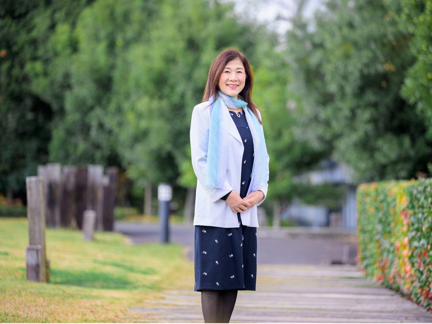 キャンパス内で佇む浅井亜紀子先生