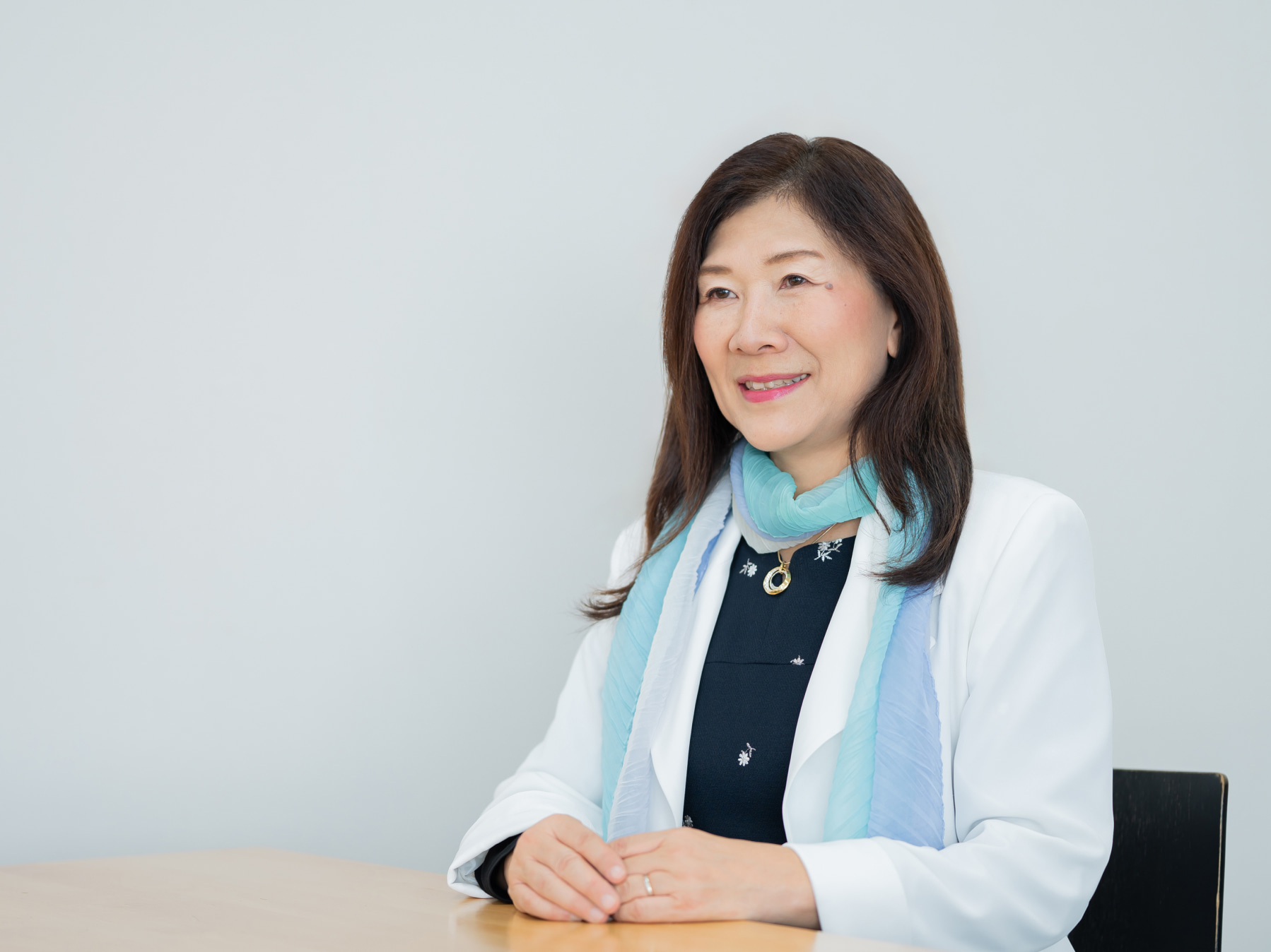 浅井亜紀子先生がインタビューに応じている様子