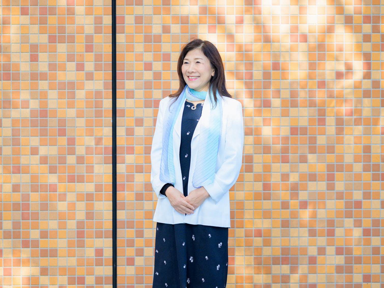 キャンパス内で佇む浅井亜紀子先生