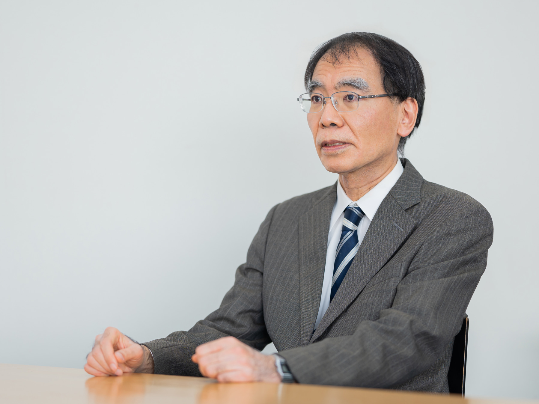 榮田厚彦先生がインタビューに応じている様子
