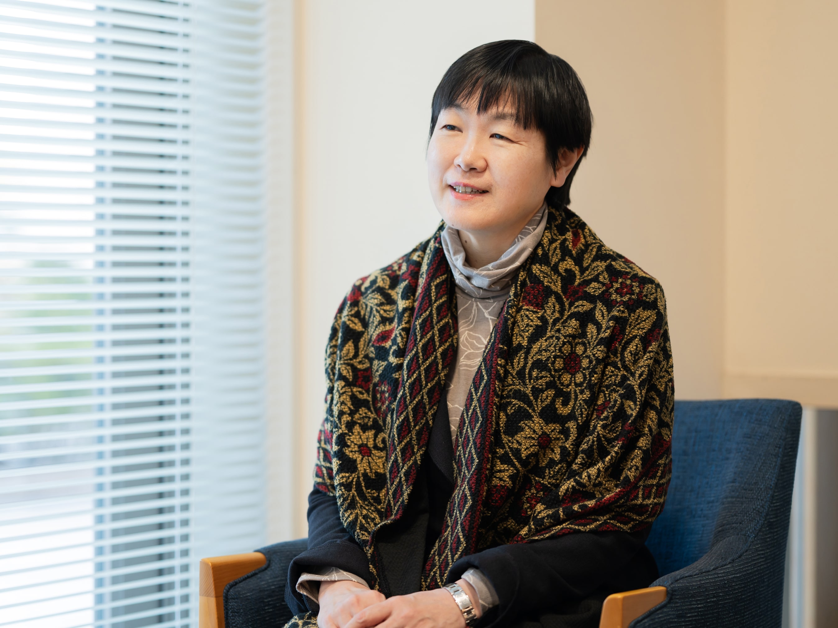 阿部温子先生がインタビューに応じている様子