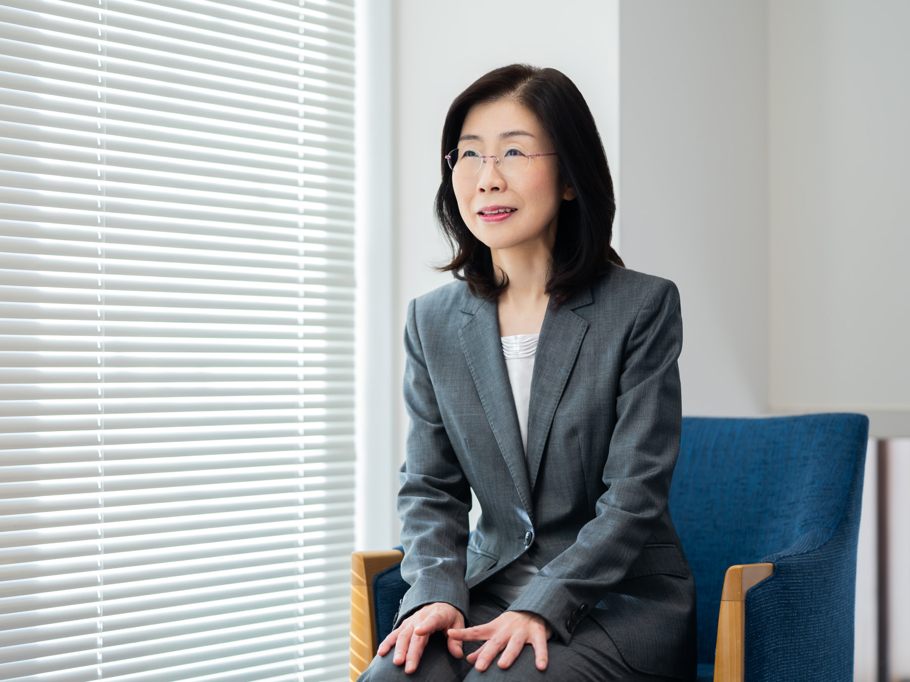 冠木敦子先生がインタビューに応じている様子