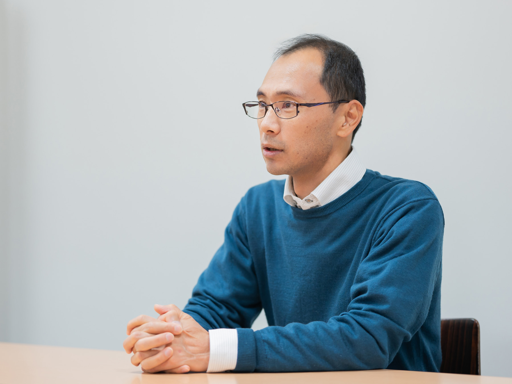 大脇淳先生がインタビューに応じている様子