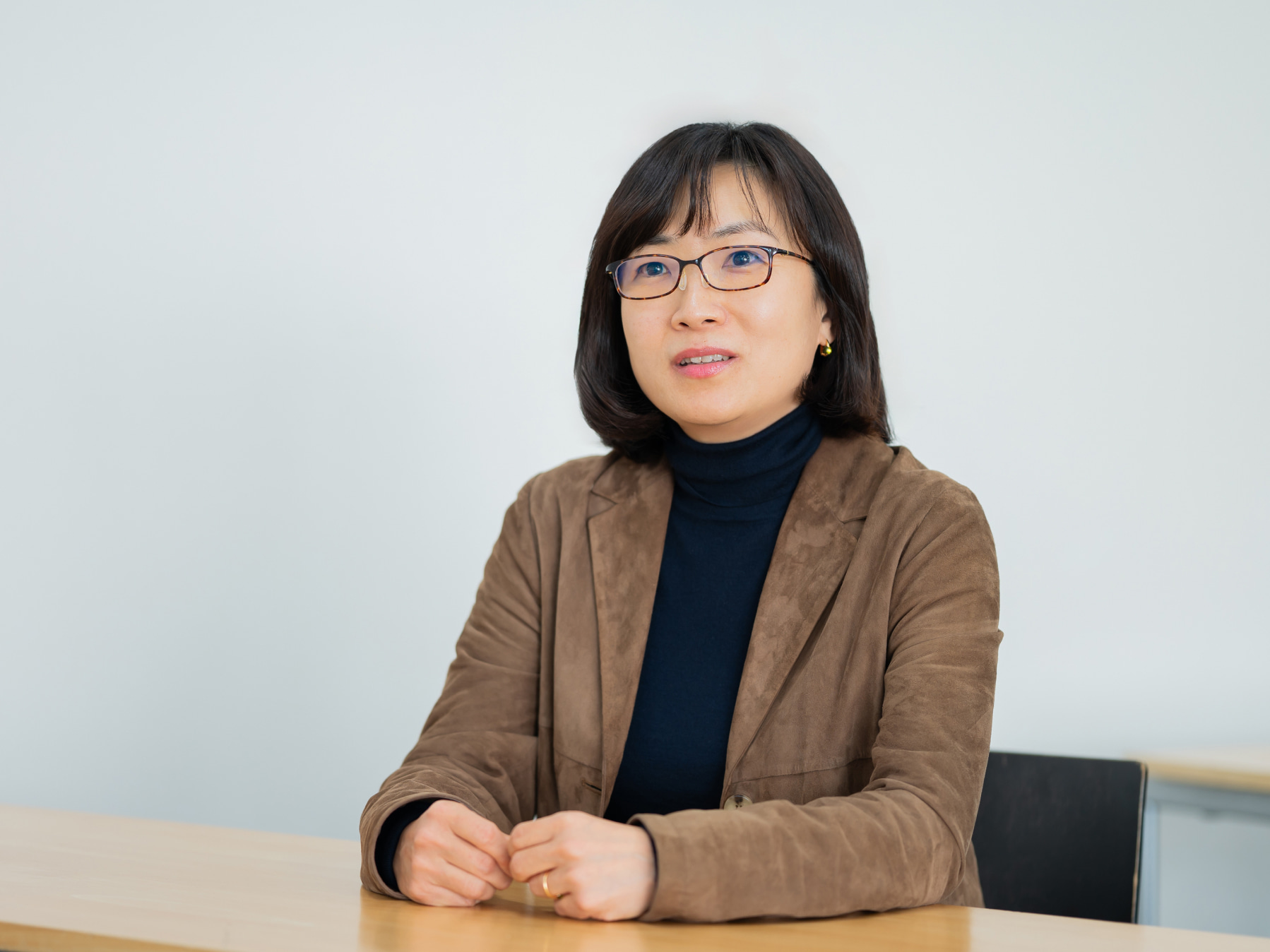 裵智恵先生がインタビューに応じている様子