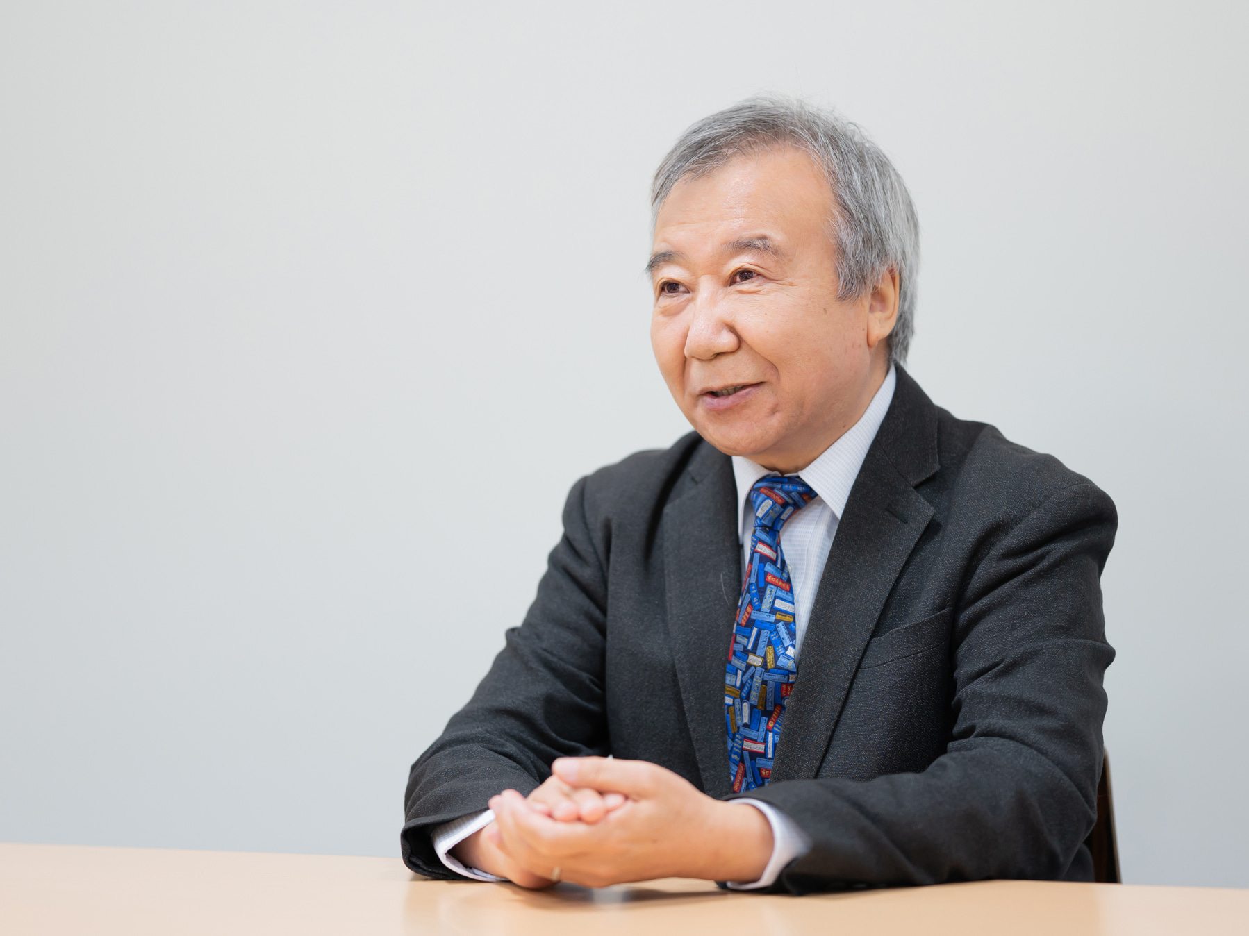 都馬バイカル先生がインタビューに応じている様子