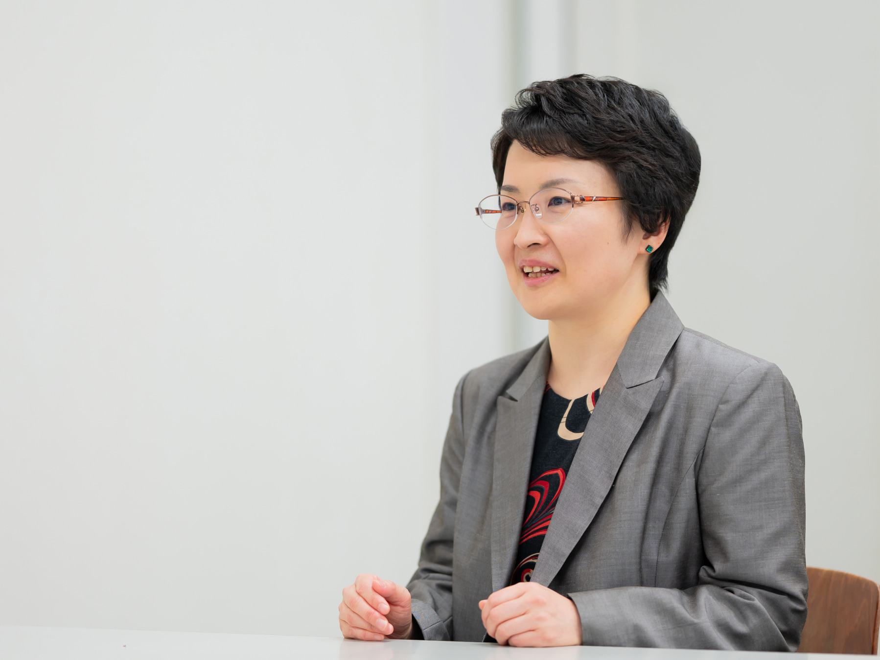 相ヶ瀬千草先生がインタビューに応じている様子