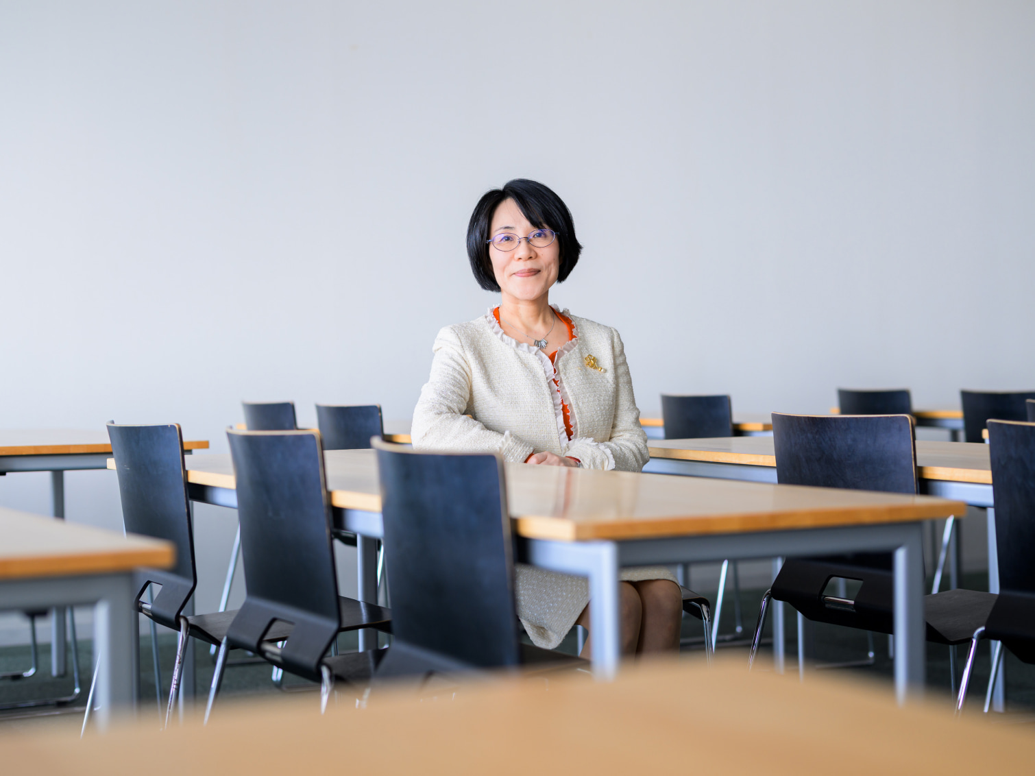 キャンパス内で腰掛ける長谷川（間瀬）恵美先生