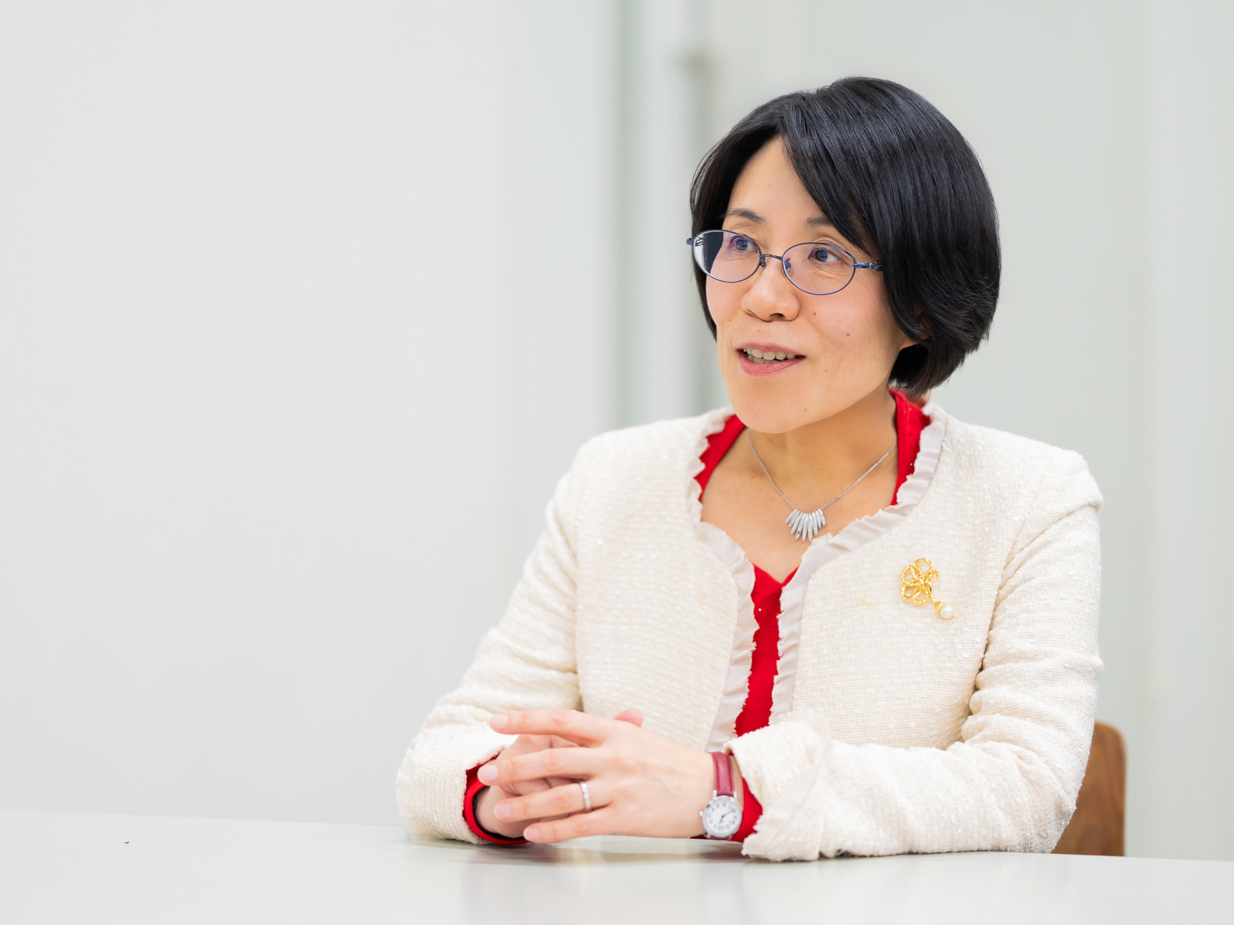 長谷川（間瀬）恵美先生がインタビューに応じている様子