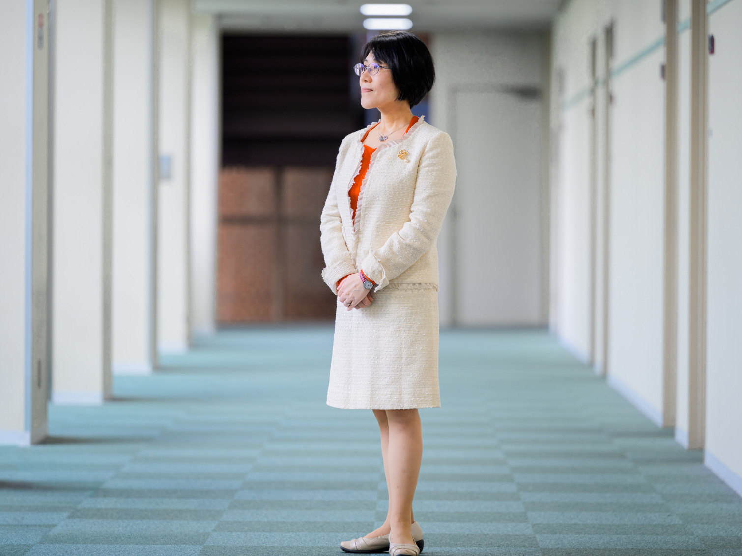 キャンパス内で佇む長谷川（間瀬）恵美先生