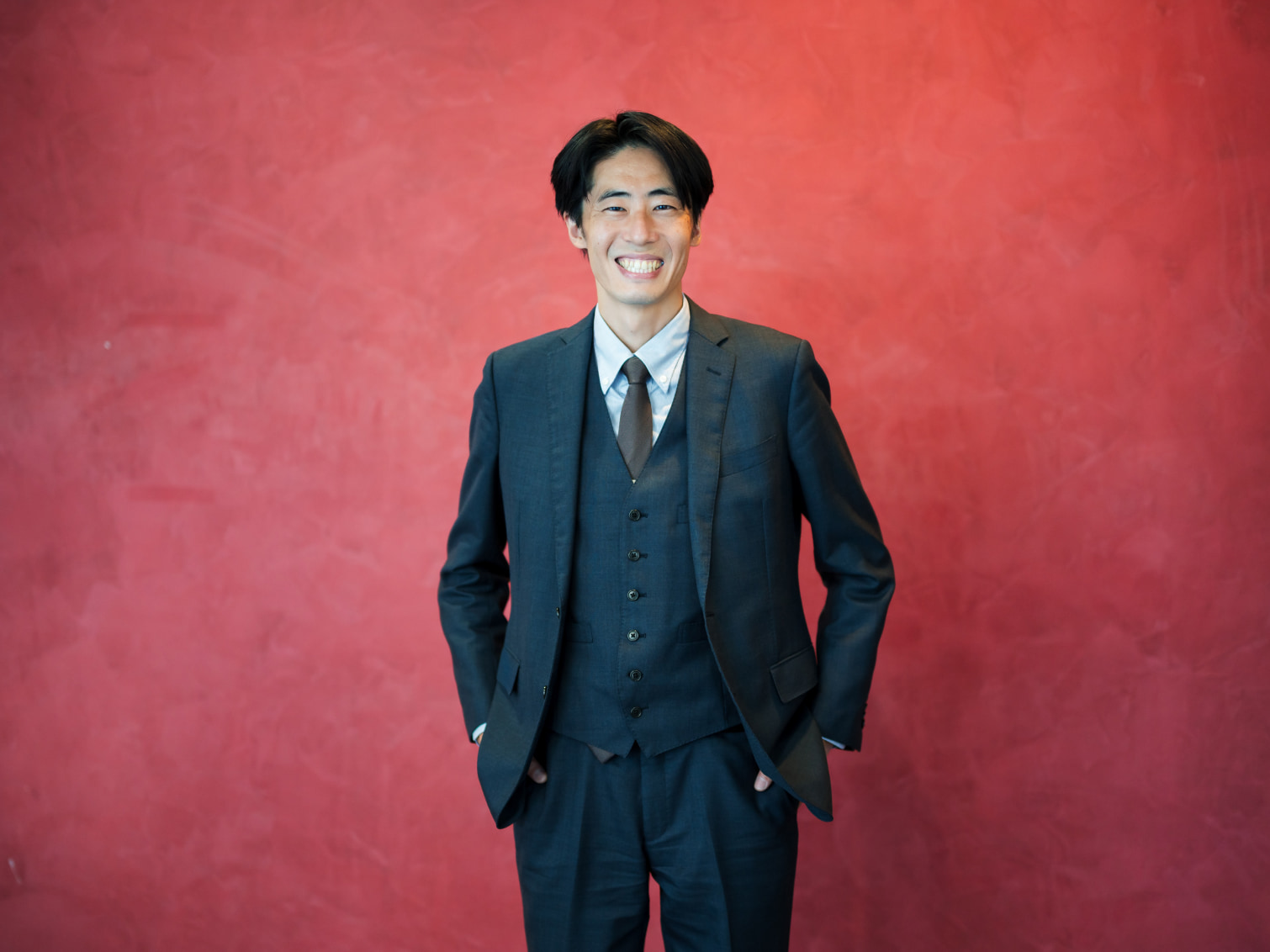 キャンパス内で佇む木村元先生