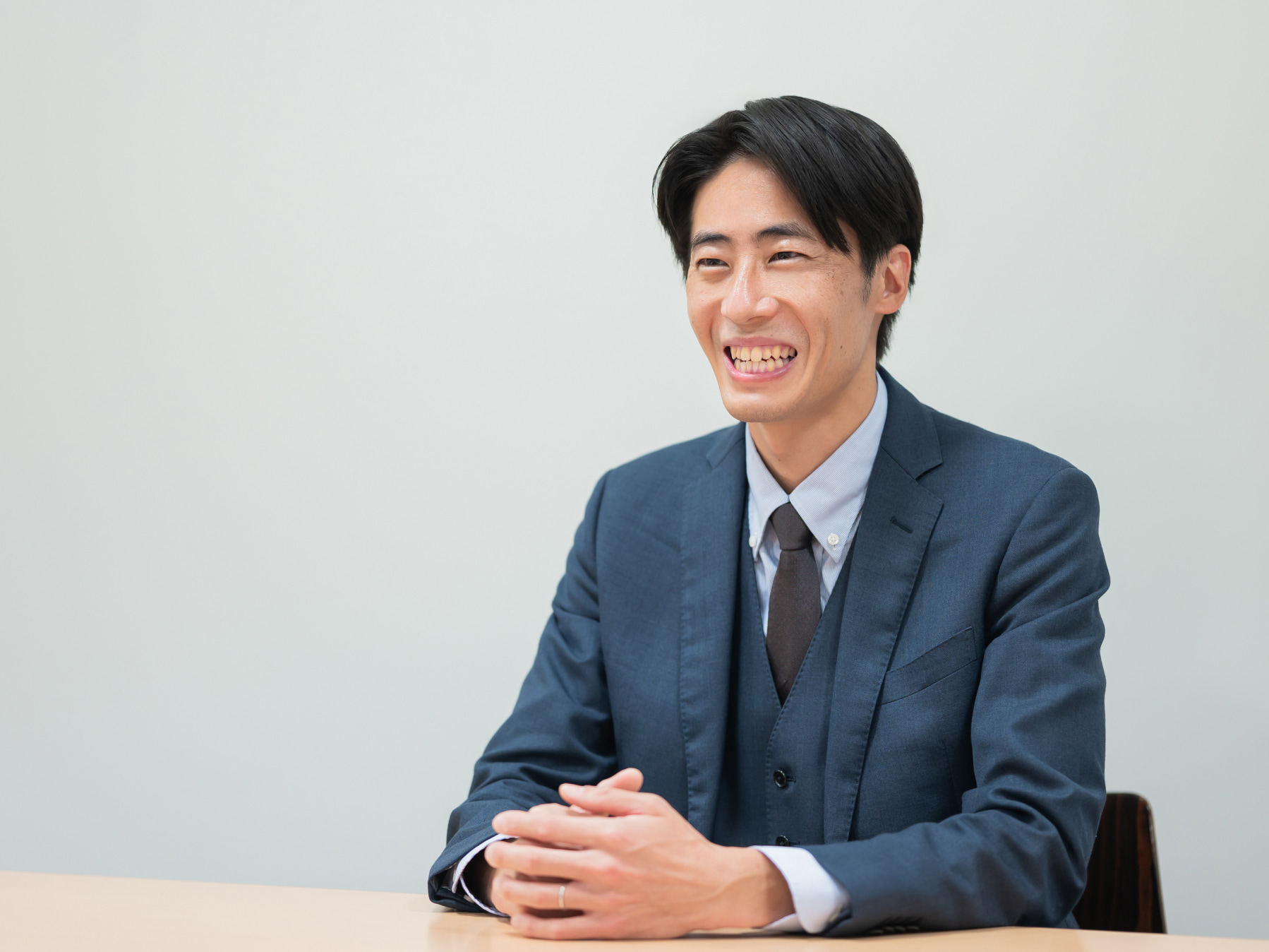 木村元先生がインタビューに応じている様子