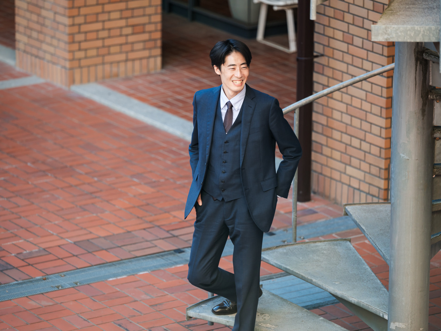 キャンパス内で佇む木村元先生