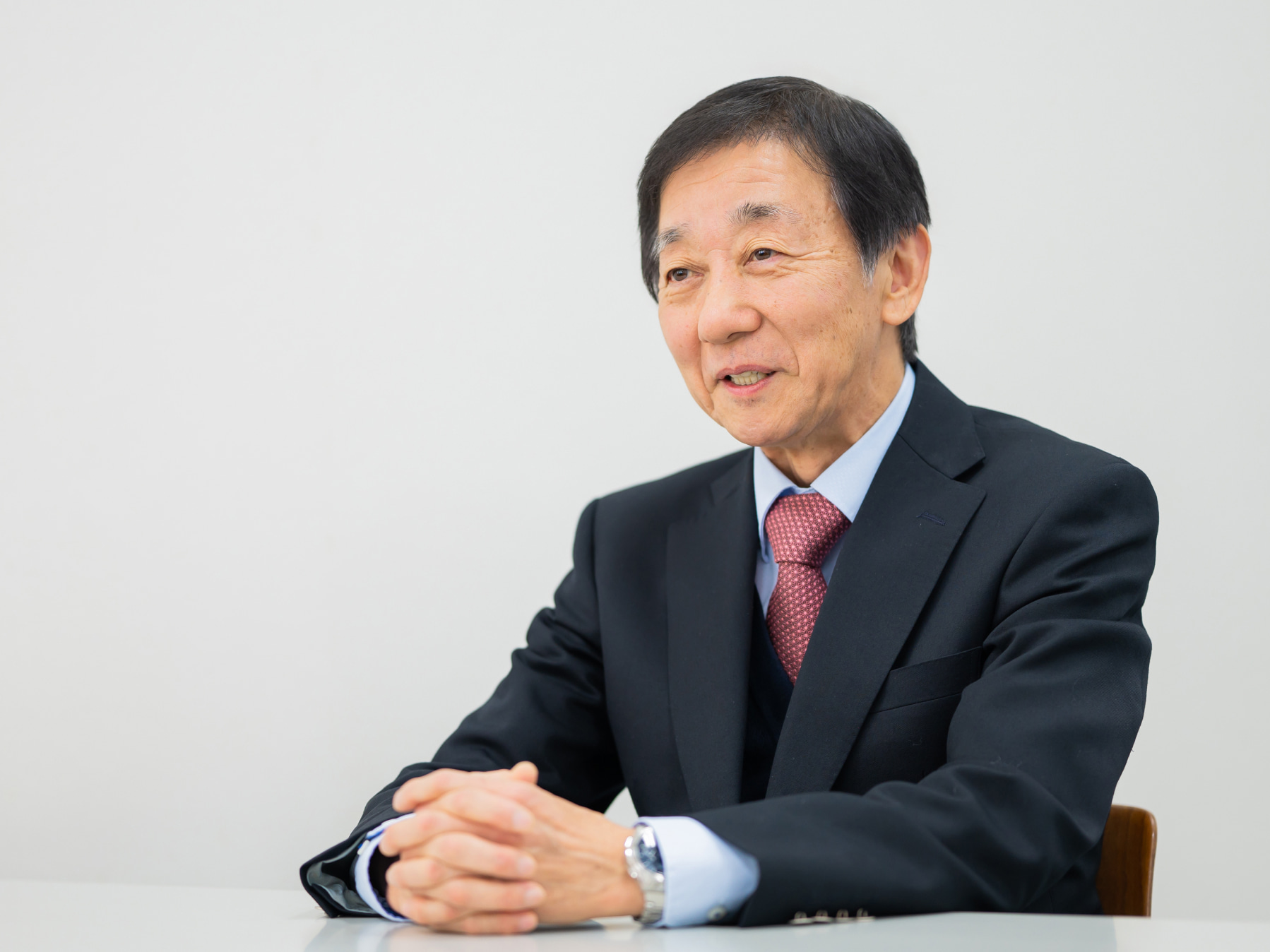 浜田弘明先生がインタビューに応じている様子