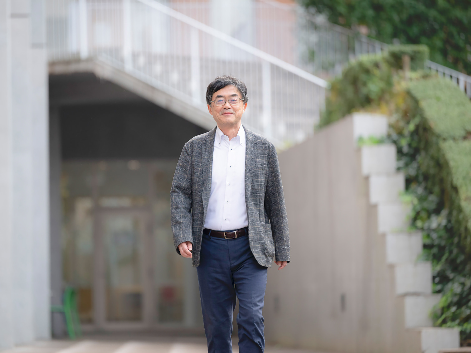 キャンパス内で佇む片山博文先生