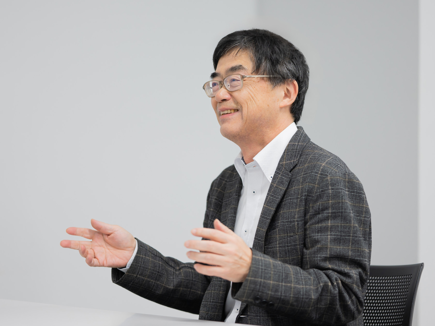 片山博文先生がインタビューに応じている様子